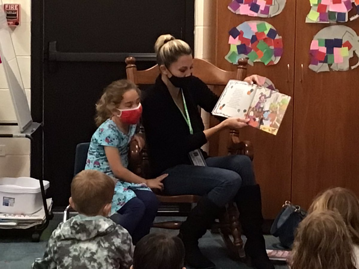 MrsTrueD70's tweet photo. Thank you to Sophia’s Mom for being our Mystery Reader today! #d70bulldogs #d70shinyapple https://t.co/4GDjkLfXgD