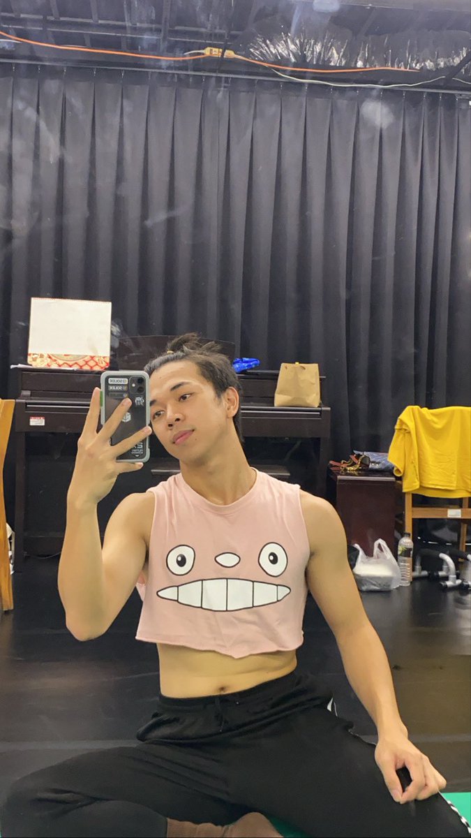 ang_wewe's tweet photo. Normalize “Crop tops” for men! #LetLeniLead2022 https://t.co/eJD4V7NWuO