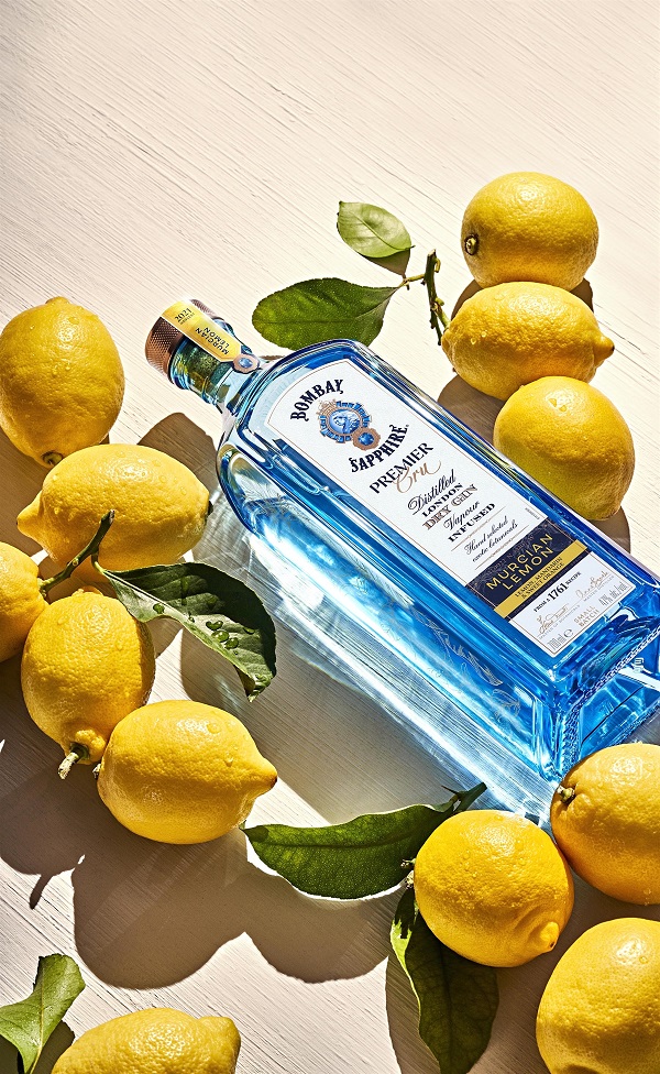 DMTravelRetail's tweet image. BOMBAY SAPPHIRE toasts nature’s finest flavours with new Premier Cru Murcian Lemon #Gin - dutyfreehunter.com/blog/wp-conten… #BombaySapphireDutyFree #BombaySapphireGin #BOMBAYSAPPHIREPremierCru # ...