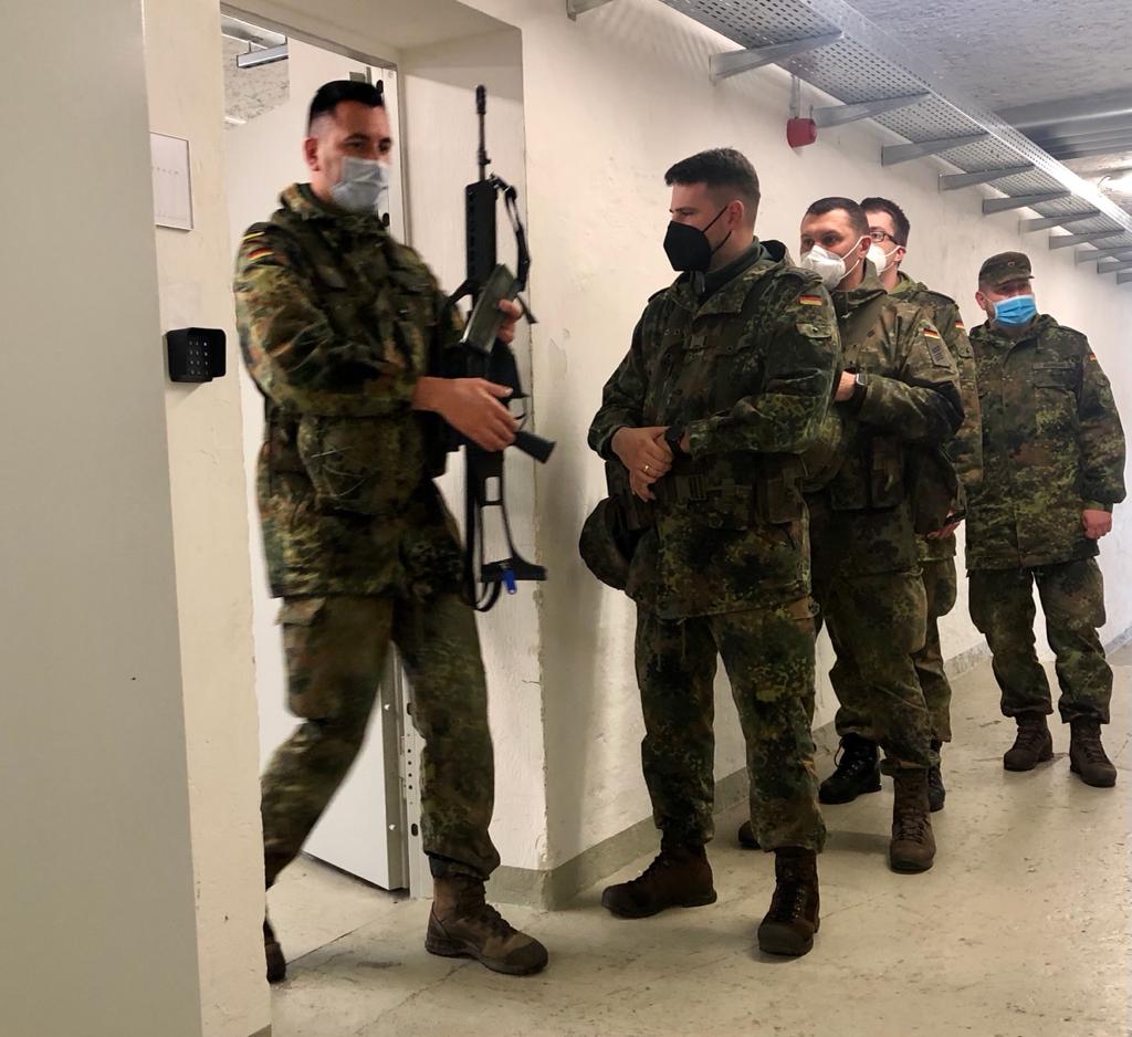 Deutsches_Heer's tweet photo. #CombatReady bei der Gefechtsstandübung #Haffexpress: Nach der Befehlsausgabe von Kommandeur @CNawrat geht's für die #Panzergrenadierbrigade41 ins hochintensive Gefecht. Im Fokus steht die Truppenführung. Es gilt: #Heer|estaktik anwenden & Prozesse optimieren. #TrainAsYouFight https://t.co/3K32mXzkQY