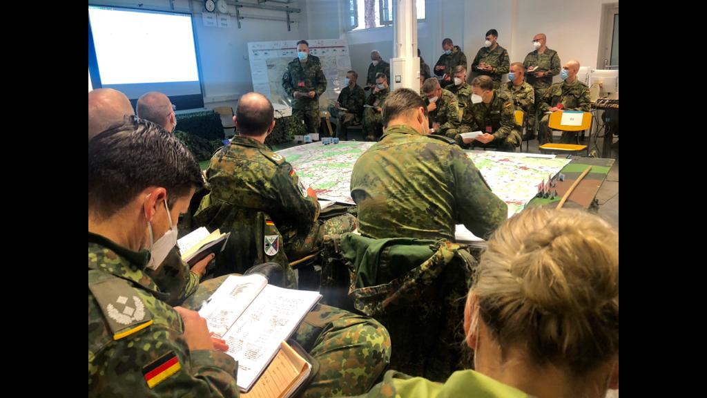 Deutsches_Heer's tweet photo. #CombatReady bei der Gefechtsstandübung #Haffexpress: Nach der Befehlsausgabe von Kommandeur @CNawrat geht's für die #Panzergrenadierbrigade41 ins hochintensive Gefecht. Im Fokus steht die Truppenführung. Es gilt: #Heer|estaktik anwenden & Prozesse optimieren. #TrainAsYouFight https://t.co/3K32mXzkQY