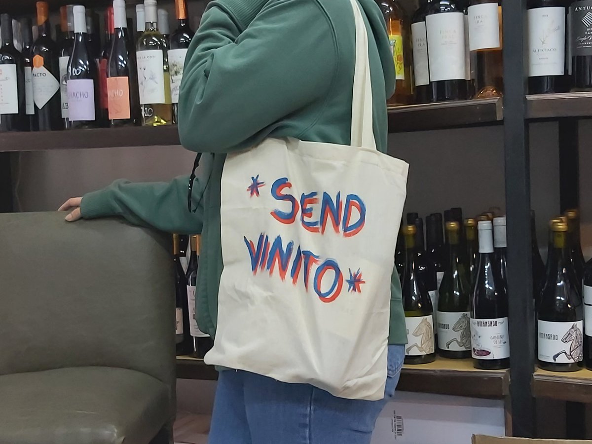VinotecaMRWines's tweet photo. Miren que monona la bolsa de la joven cuevera!! https://t.co/35KLCcpjc4