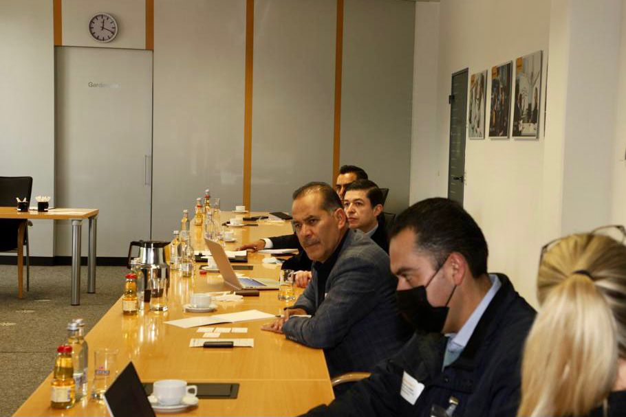 MartinOrozcoAgs's tweet photo. Los saludo con gusto desde las instalaciones de #Continental en Alemania, donde me han informado que el próximo 27 de octubre se inaugurará oficialmente su planta en #Ags. Esta empresa ya brinda 200 nuevos empleos y esa abriendo las puertas a la industria 4.0 en el estado. https://t.co/fUCwWJB7FE