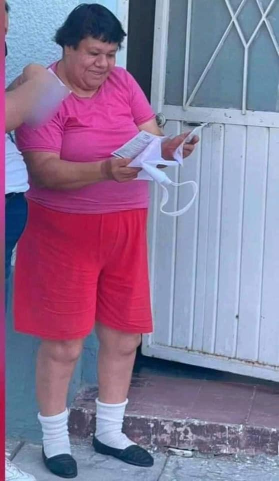 Dora la exploradora mirando el mapa para ver donde pinta joda este finde largo