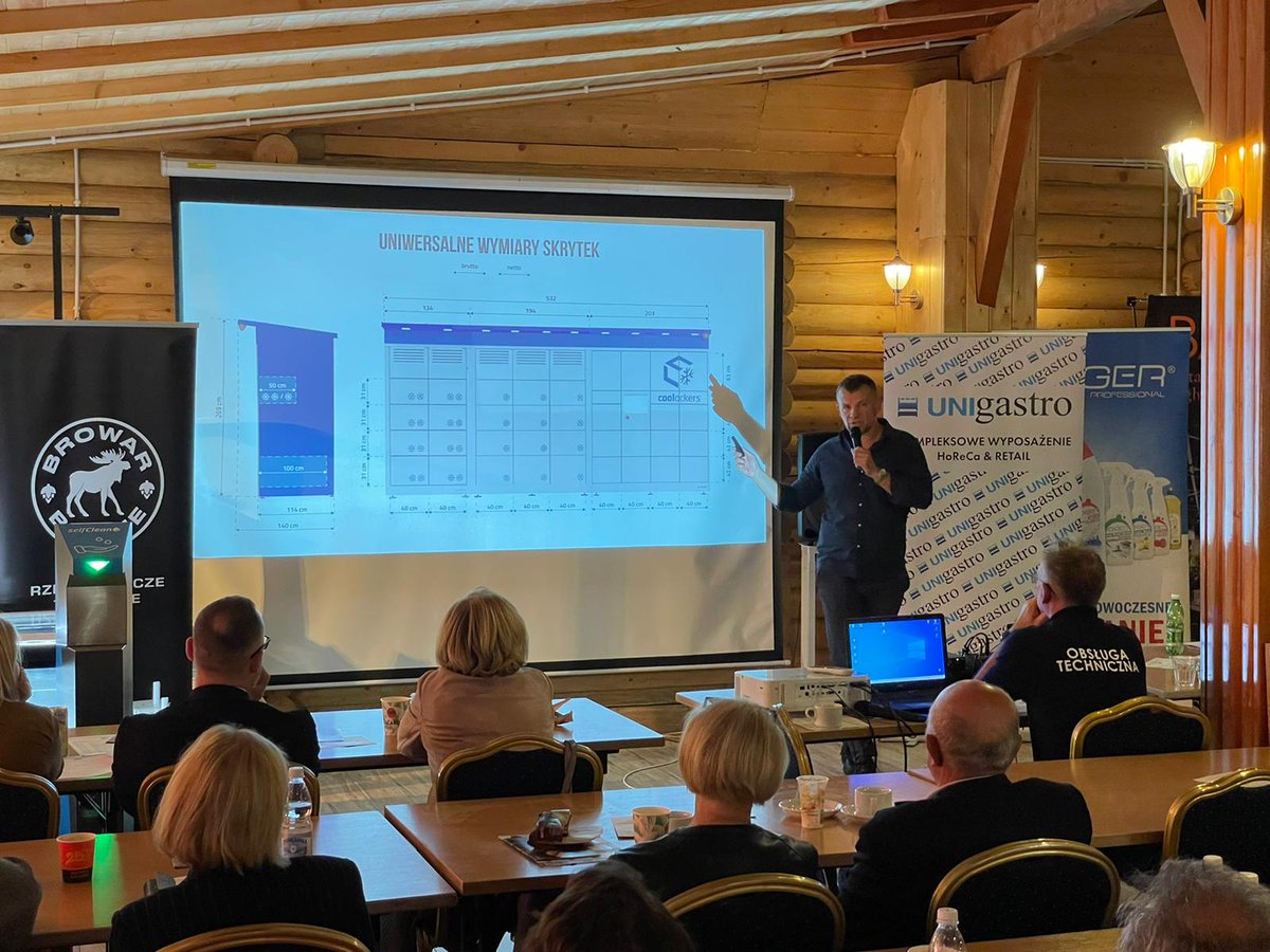SelfMaker_Tech's tweet photo. #SelfMakerEvents 👉 Jesteśmy w Kudowie Zdroju! 👋 @MarekWieteska, CEO @SelfMaker_Tech  przedstawia jeden z naszych najnowszych projektów 👉 #COOLOCKERS 🥳 podczas Spotkania Dolnośląskiej Agencji Handlowej 🤝 https://t.co/NMqIJllvuR