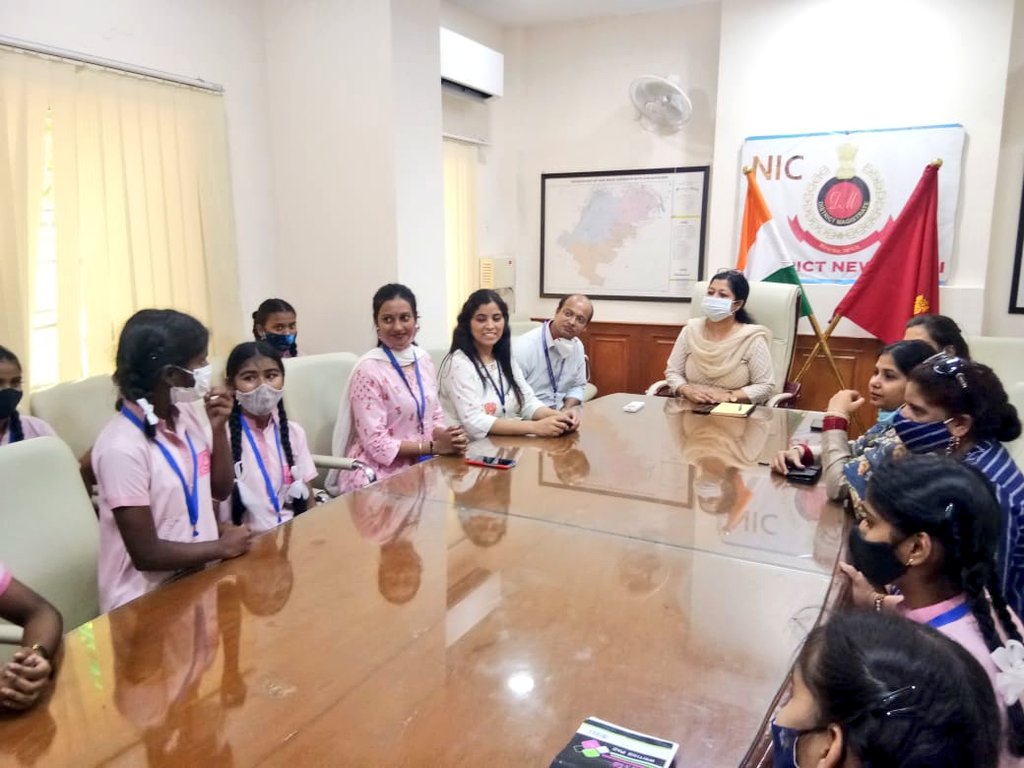 DMNewDelhi's tweet photo. Exposure visit cum career counseling of school girls through interactive sessions with Govt. Departments under #BBBP being organised by the District Administration. Students of SKV, RK Puram visited Army HQ, Delhi Cantt, DM office, NDD &amp; Law Dept.
@LtGovDelhi @CMODelhi @msisodia https://t.co/LtTDj1PJoH