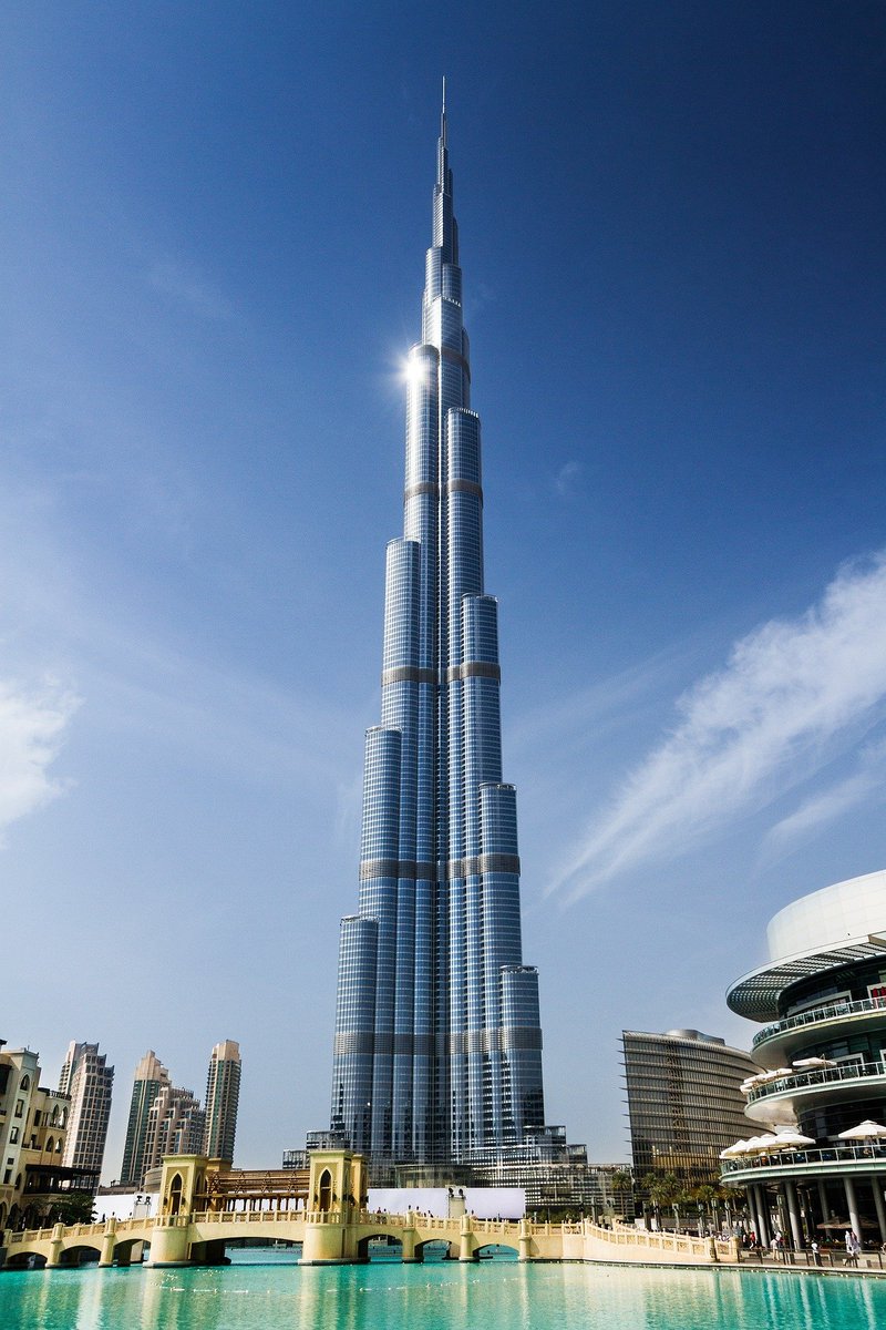 Almost twice the height of the Empire State building, Burj Khalifa is the tallest free-standing structure in the world. 
Imagine the view from the top floor? 😮

To be chance to win 2 return flights to Dubai with <a href="/emirates/">Emirates</a>:

FOLLOW &amp; RT

T&amp;C’s: ow.ly/3Oi550GjiAg