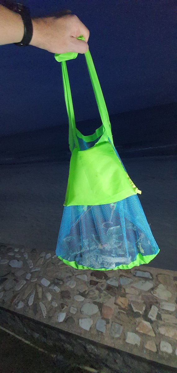 LifeOutLoud_LOL's tweet photo. DAY 16

All of this was collected ONLY in front of @HyattHuaHin #HyattHuaHin 

7kg LOTS of straws, plastic bags, caps, spoons

A lot of this garbage has been washed up from the stormwater release in the ocean

But there is definitely LOCAL waste also 😞

#amazingthailand https://t.co/KxymA71dqX
