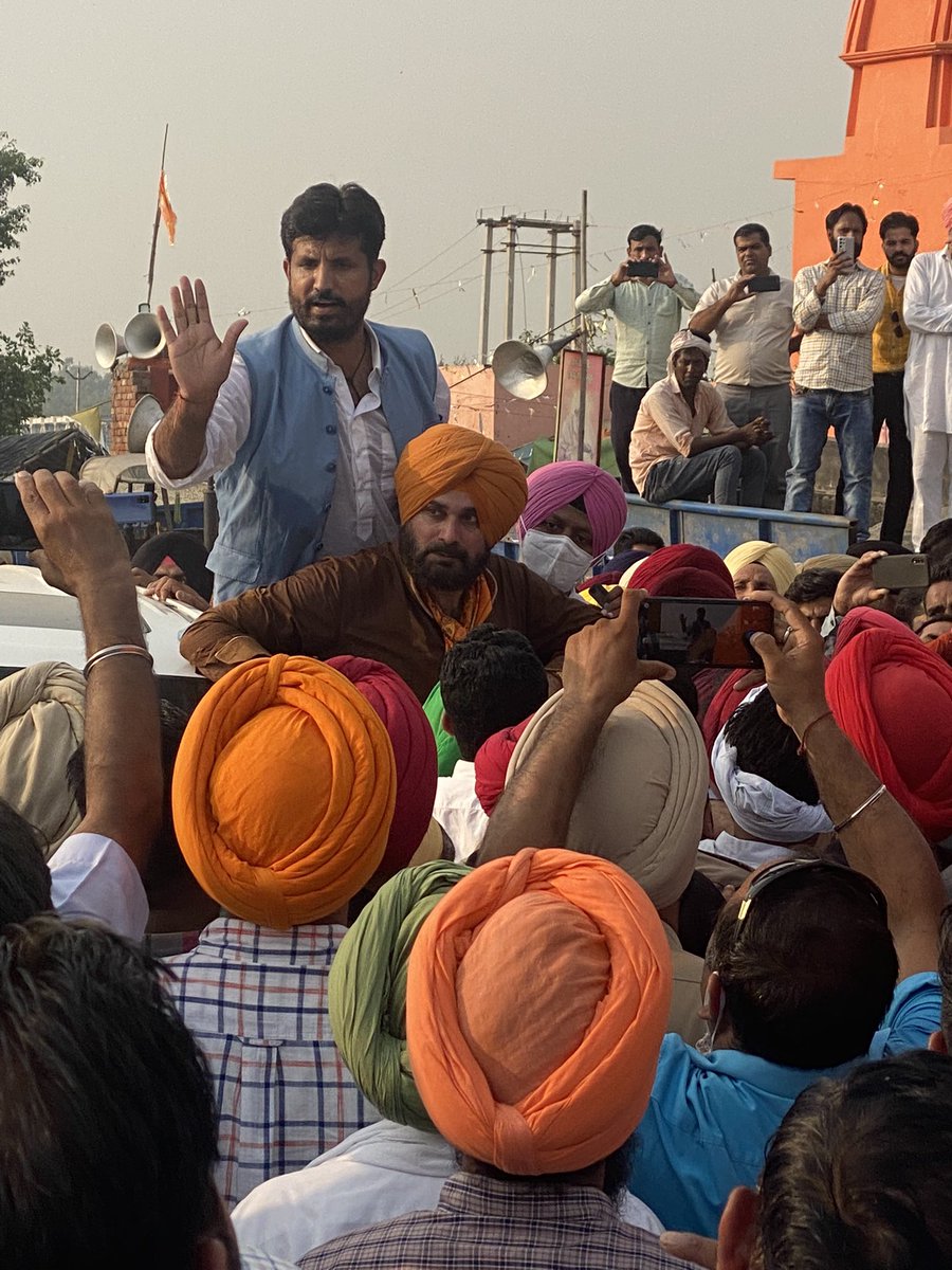 NeelkamalPb's tweet photo. Delegation of @INCPunjab led by PCC president @sherryontopp and comprising @RajaBrar_INC @VijayIndrSingla @13pargatsingh @kuljitnagra1 and many other ministers, MLAs detained at UP-Hry border, they were on their way to #LakhimpurKheri to meet bereaved families of farmers https://t.co/MubARRzxDI