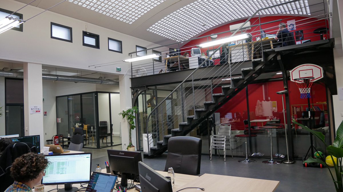 Arcange a fait ses cartons cet été ! Et c’est dans le centre-ville de Rouen au 1,Rue du Québec que toute l’équipe a décidé de s’installer. 🧳

De grands et beaux locaux que nous partageons avec nos amis d’Internetrama et Bbird pour vous concocter toujours plus de super projets !