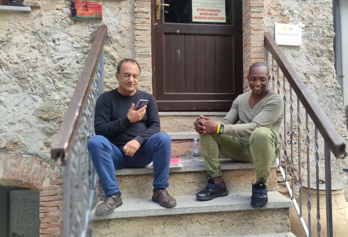aboubakar_soum's tweet photo. Con #MimmoLucano sui gradini del Villaggio Globale a Riace per meditare e pianificare. Non possiamo accettare passivamente che la disumanità elegga domicilio o eriga dimora nella nostra comunità. È il momento di Parteggiare per i valori alti della Vita.
#primagliesseriumani https://t.co/YKb881qtAr