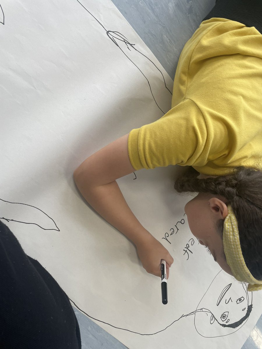 MissGwynPYP's tweet photo. Sgrifen ar y mur heddiw yn meddwl am eirfa i ddisgrifio Gwenllian / Thinking of vocabulary to describe Gwenllian’s character and appearance today. https://t.co/ClRBYD5Ijd