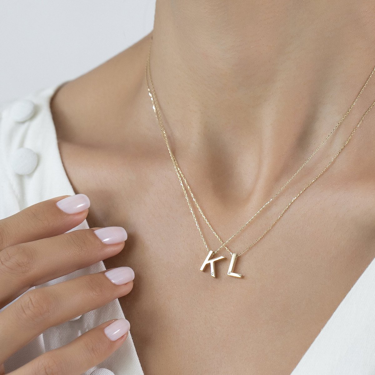 Hem kendinizin hem de sevdiklerinizin baş harflerini en şık kolye tasarımları ile boynunuzda taşıyın✨
Ürün Kodları: N094823, N094817
#lizaypirlanta