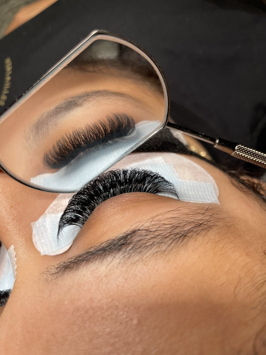 damouremay's tweet photo. my “once in a blue” tweet, asking ya to follow, retweet, share, allaaaa that 😌 damour.lashes on ig. #njlashtech https://t.co/Jf7oCIvZbh
