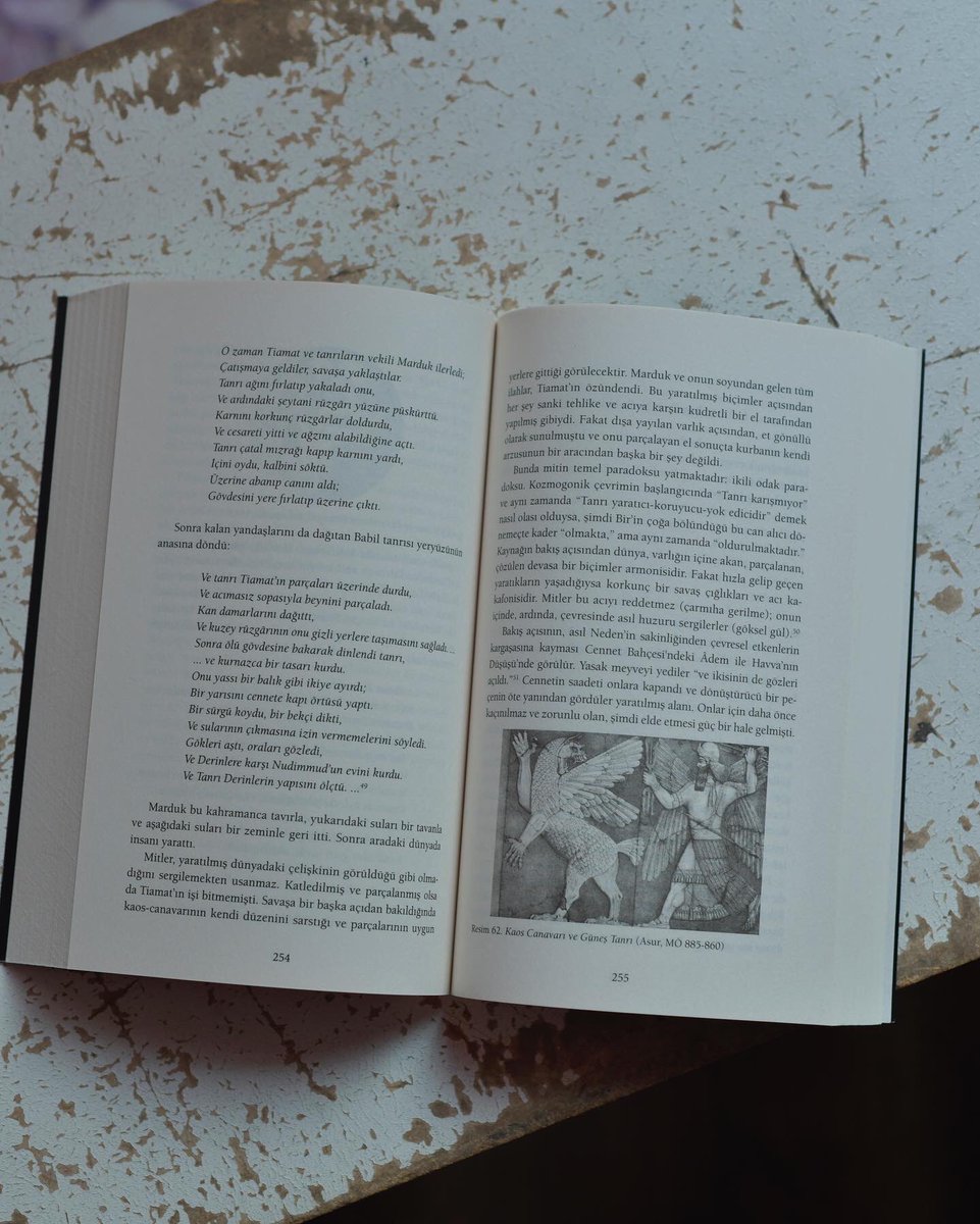 Joseph Campbell Kahramanın Sonsuz Yolculuğu’nda, dünyanın dört bir yanından bir dizi mitle halk hikâyesini bir araya getirerek insanın gezegendeki binlerce yıllık ikameti boyunca yaşayageldiği temel gerçeklerin geniş ve şaşırtıcı biçimde değişmeyen bir ifadesini ortaya çıkarıyor.