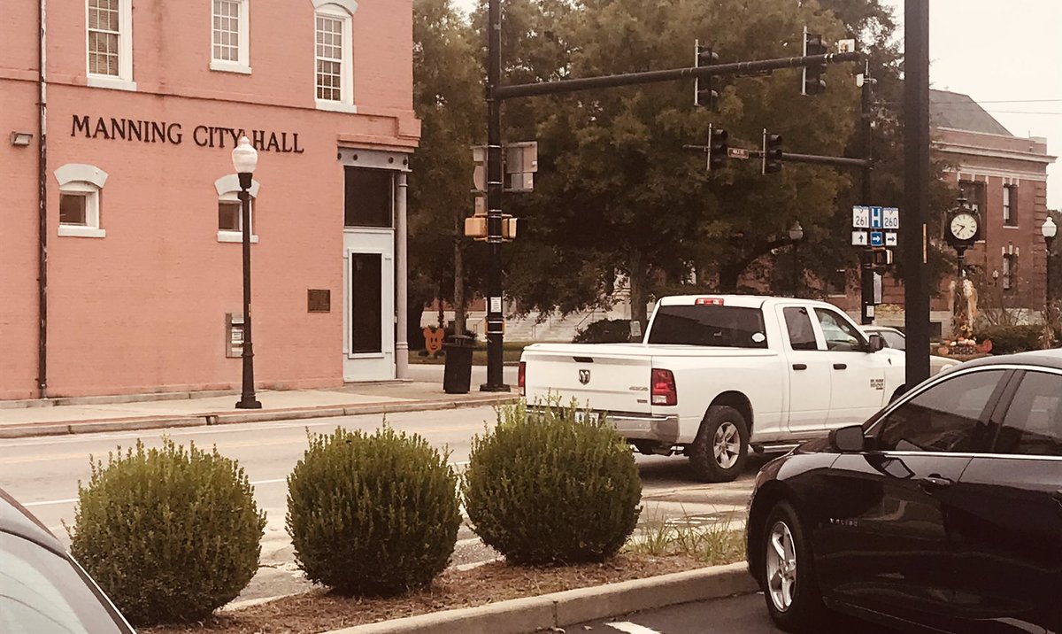 TheoLane13's tweet image. Always lovely  @MainStManning in @ClarendonSCgov .  Thanks to    #CityOfficials for great discussion on  @DukeEnergy #GridImprovement projects to enhance reliability.  #SmartEnergyFuture