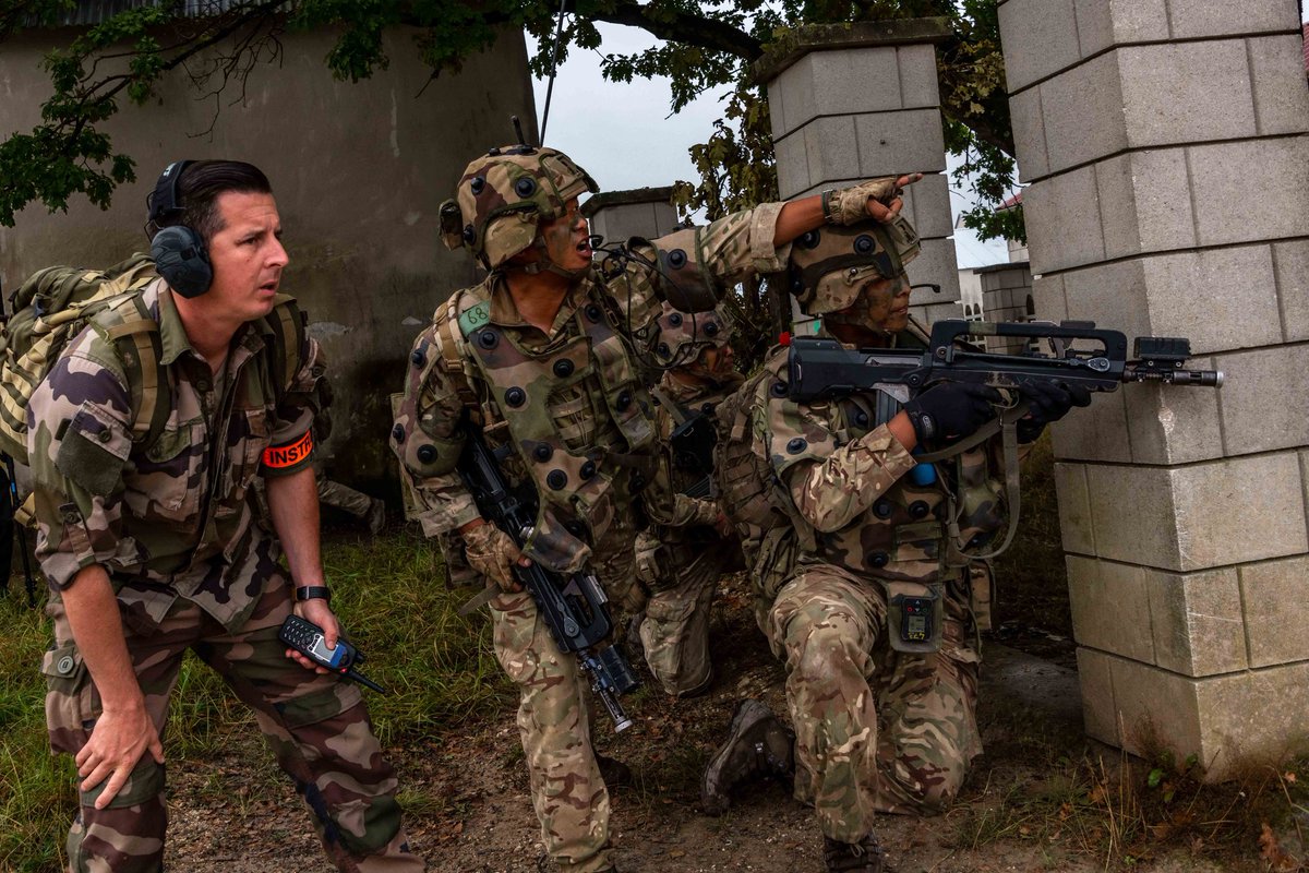 CDC94ri's tweet image. [#Interallié] Le 1er Bataillon de Royal Gurkha Rifle britannique s’est entraîné au #CENZUB aux côtés du 1er Régiment de chasseurs parachutistes français.

Les 2 unités ont combattu en #coopération et exercé leur interopérabilité en zone urbaine #PrépaOps #HauteIntensité