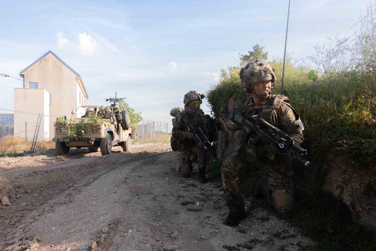 CDC94ri's tweet image. [#Interallié] Le 1er Bataillon de Royal Gurkha Rifle britannique s’est entraîné au #CENZUB aux côtés du 1er Régiment de chasseurs parachutistes français.

Les 2 unités ont combattu en #coopération et exercé leur interopérabilité en zone urbaine #PrépaOps #HauteIntensité