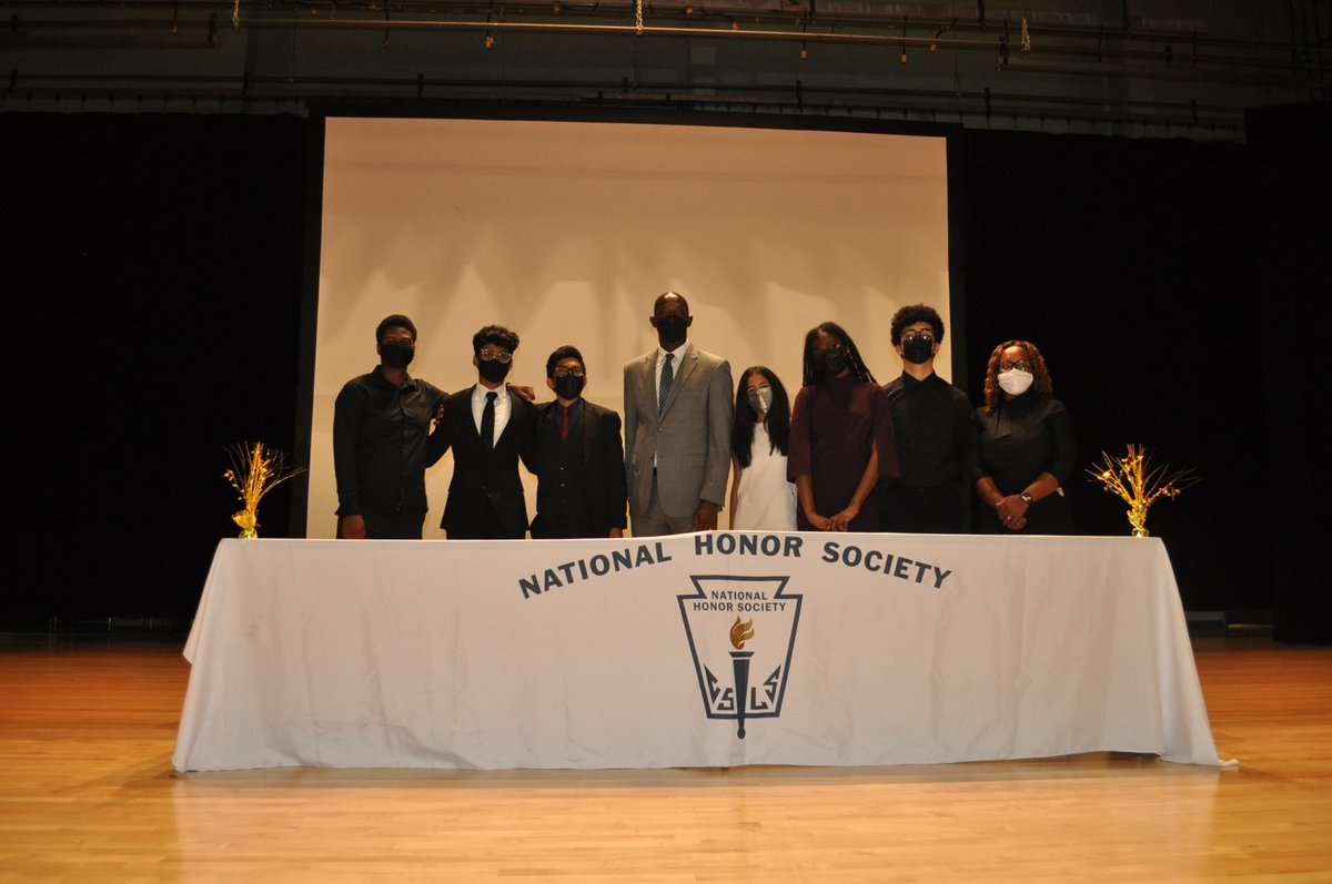 _MHS_NHS's tweet photo. We especially want to thank @WayneMessam and school board member Ms. Patti Good for speaking at our ceremony! Our sponsor Ms. Richardson and the administration team at Miramar High @msformoso were super supportive and helpful! https://t.co/JHRbUbMNaB