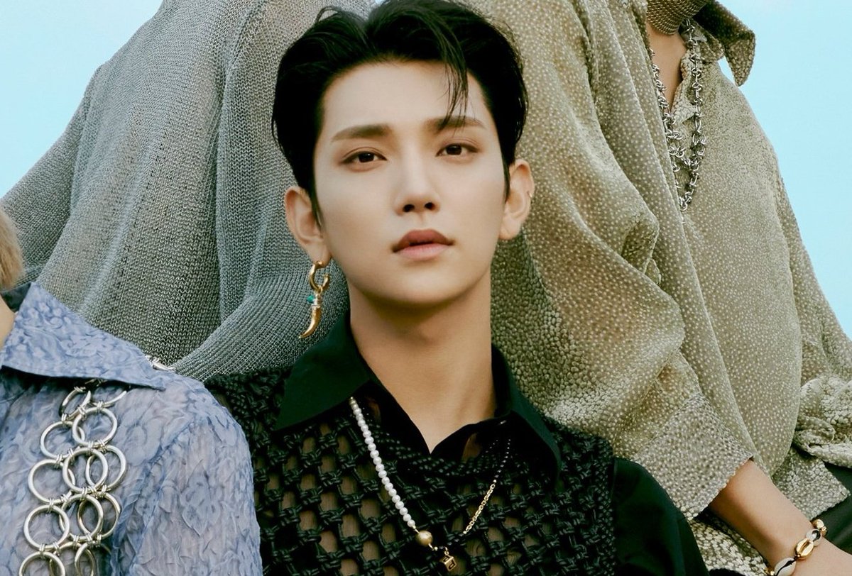 jeongshuah's tweet photo. jeonghan's clothes are white, joshua's are black, together they make an extemely beautiful and powerful pair #조슈아 #정한 https://t.co/wyw5ZhTptT