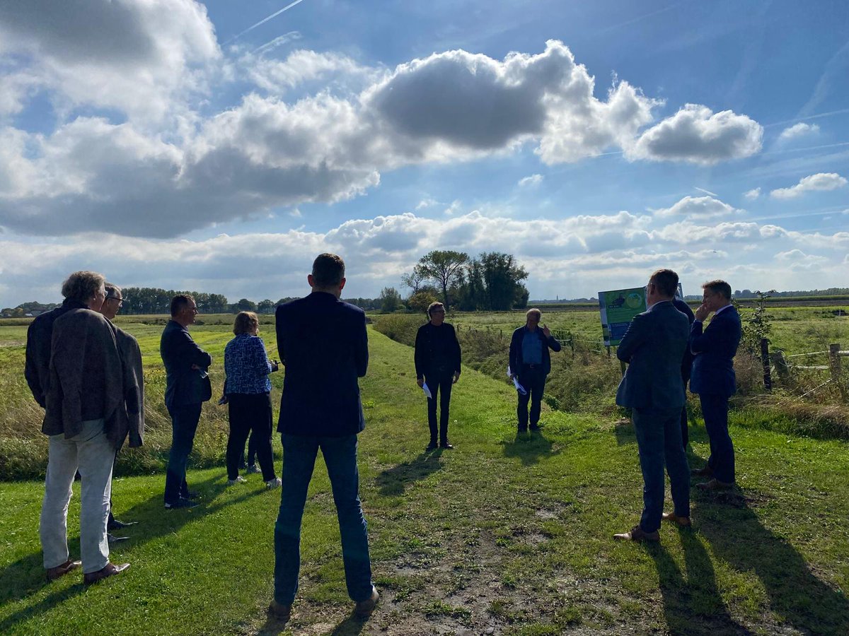 Een mooie dag voor de Zeeuwse Regio Deals! Er was namelijk bezoek uit Den Haag.

Met een rondrit door Zeeuws-Vlaanderen werd een bezoek gebracht aan vier projecten.

Meer lezen over vandaag: bit.ly/bezoek-regiode…

#krachtvanderegio <a href="/KrachtvdRegio/">Krachtvanderegio</a> @MinisterieEZK <a href="/minlnv/">Minlvvn</a>