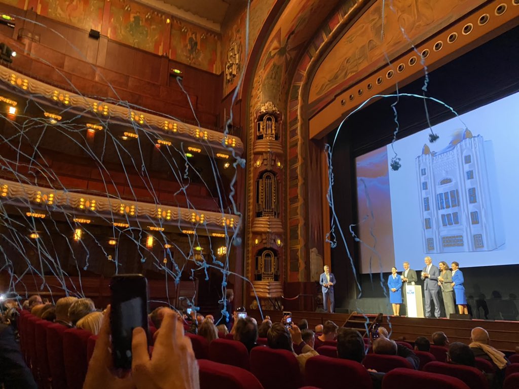 Feest! <a href="/KLM/">KLM</a> bestaat vandaag 102 jaar. Dat betekent een nieuw Delfts Blauw huisje, dit jaar van en in #Tuschinski overhandigd aan Burgemeester Halsema