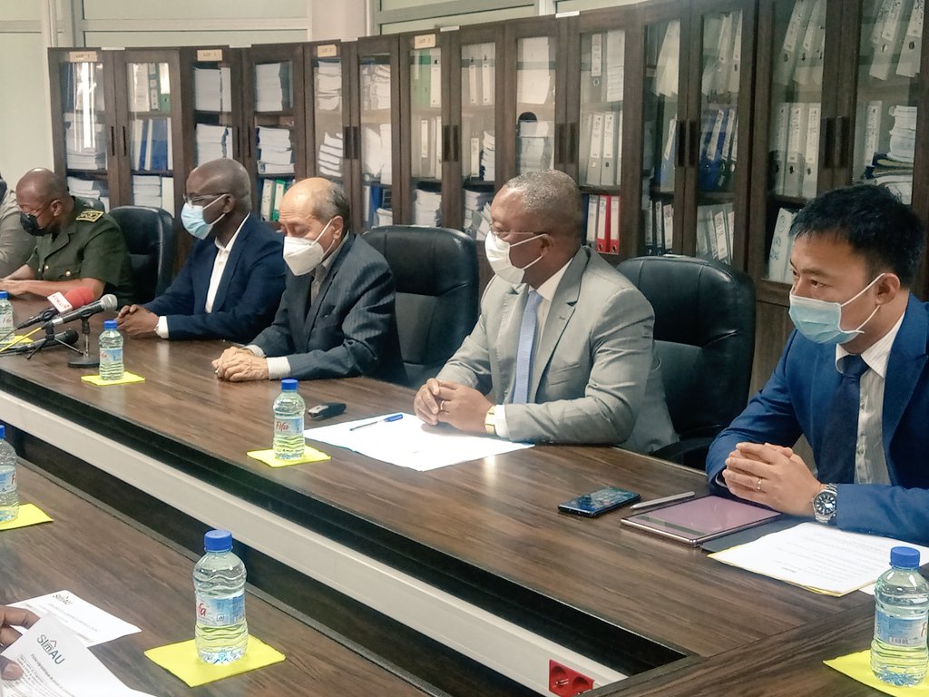 gouvbenin's tweet photo. Le #MCVDD, @JoseTonato, préside ce jeudi 07 octobre 2021, la cérémonie de signature du contrat de construction de la cité administrative à #AbomeyCalavi entre la #SImAU et l'entreprise SHANXI CONSTRUCTION à la salle de réunion de la #SImAU. #Wasexo #Gouvbenin #CadreDeVie https://t.co/pwMgrwQMkn