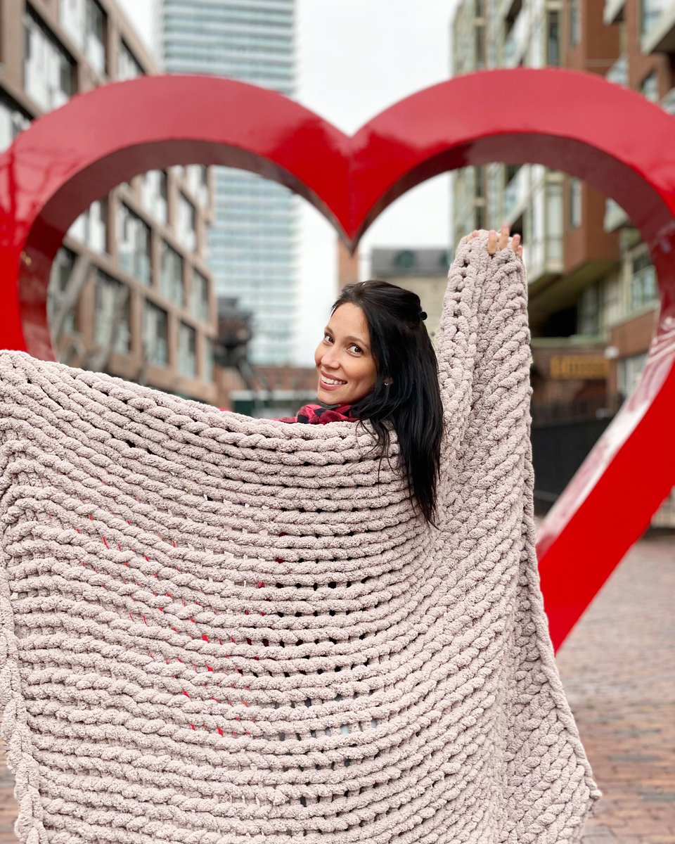 offbyheart43's tweet photo. Exploring the city in the comfort of a hand knit blanket by me 🥰🍁 #chunkyknit #chunkyknitblanket #torontodistillerydistrict https://t.co/u3ecoBojam