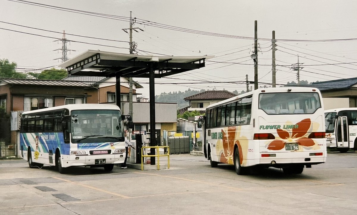 Rewolf_bus's tweet photo. 成東車庫にて。
入庫後に給油するシーサイドライナー6204と、出庫するフラワーライナー6318。
#ちばフラワーバス https://t.co/XNPuPV8HBU