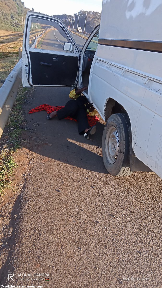 a3Route's tweet photo. 18:25 This lady was not just a mere passenger when this pickup stalled at the foot of Thogotho climb, Southern Bypass. She helped the worried driver bring the engine to life in a few minutes. #MwanamkeBomba  https://t.co/7rAmUcn8P3 via @jacksiro254