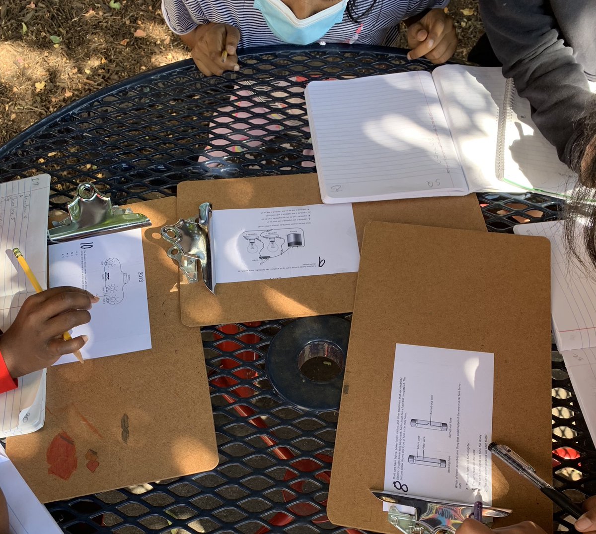 TollingerT's tweet image. Great science formative assessment in the fresh air today using the Brain in the Game activity from @lead4ward. @RiddleElem @mcleodl @friscoisd #FisdElemSci #CriticalThinking