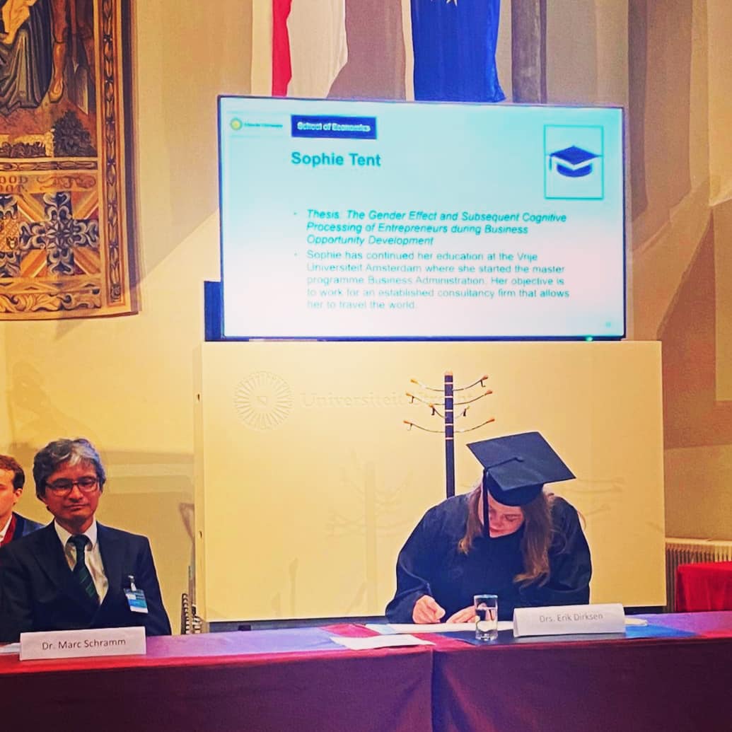 Congatulations to Sophie Tent! The very first student to graduate from IST received her BSc degree in Economics and Business Economics this week!  #proud #internationaleducation #Enschede #twente #alumni #hetstedelijklyceum #universityofutrecht #uu #Economics #BusinessEconomics