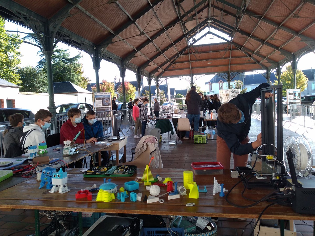 AAsj45's tweet photo. Ce samedi, à Jargeau, à l'occasion de la #fetedelascience2021, nous réinstallons le "hameau des sciences", avec la maison de la Loire. Au programme : de l'impression 3D, des robots, des expériences amusantes, l'histoire des constellations.  🤩🤩🤩🤩@_CentreSciences #FDS2021 https://t.co/qLtFGhzwO9