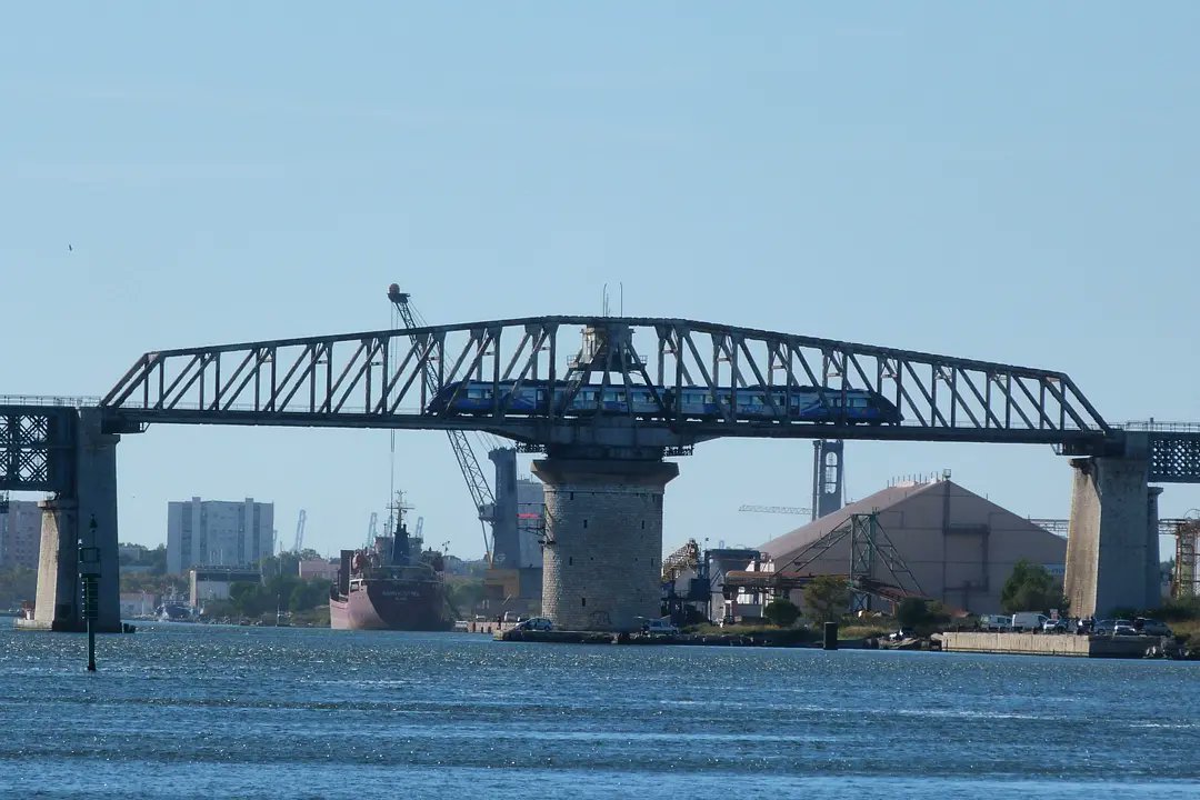 fantransport's tweet photo. Le #TerSud_Sncf 879739 reliant Miramas Ă Marseille-Saint-Charles en #XTER (#Z72500) franchit le #pontdecaronte, pont-treillis de 972m avec une partie pivotante pour permettre le passage de navires de plus de 20m de hauteur.
#TerPaca #TerSud https://t.co/e8fLPu4kY4
