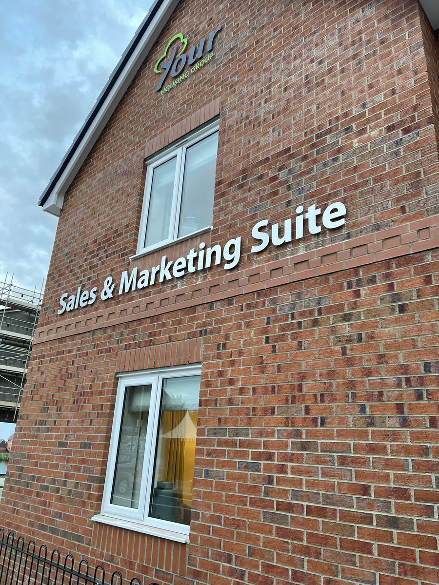 lozdoz67's tweet photo. Great site visit this afternoon to meet @Latterdonna at @Your_Housing new show homes opening this weekend #WatersidePoint. The development will deliver 216 new affordable homes in #Leigh in partnership with @HomesEngland @mcidevelopments https://t.co/RIILzlMhpe