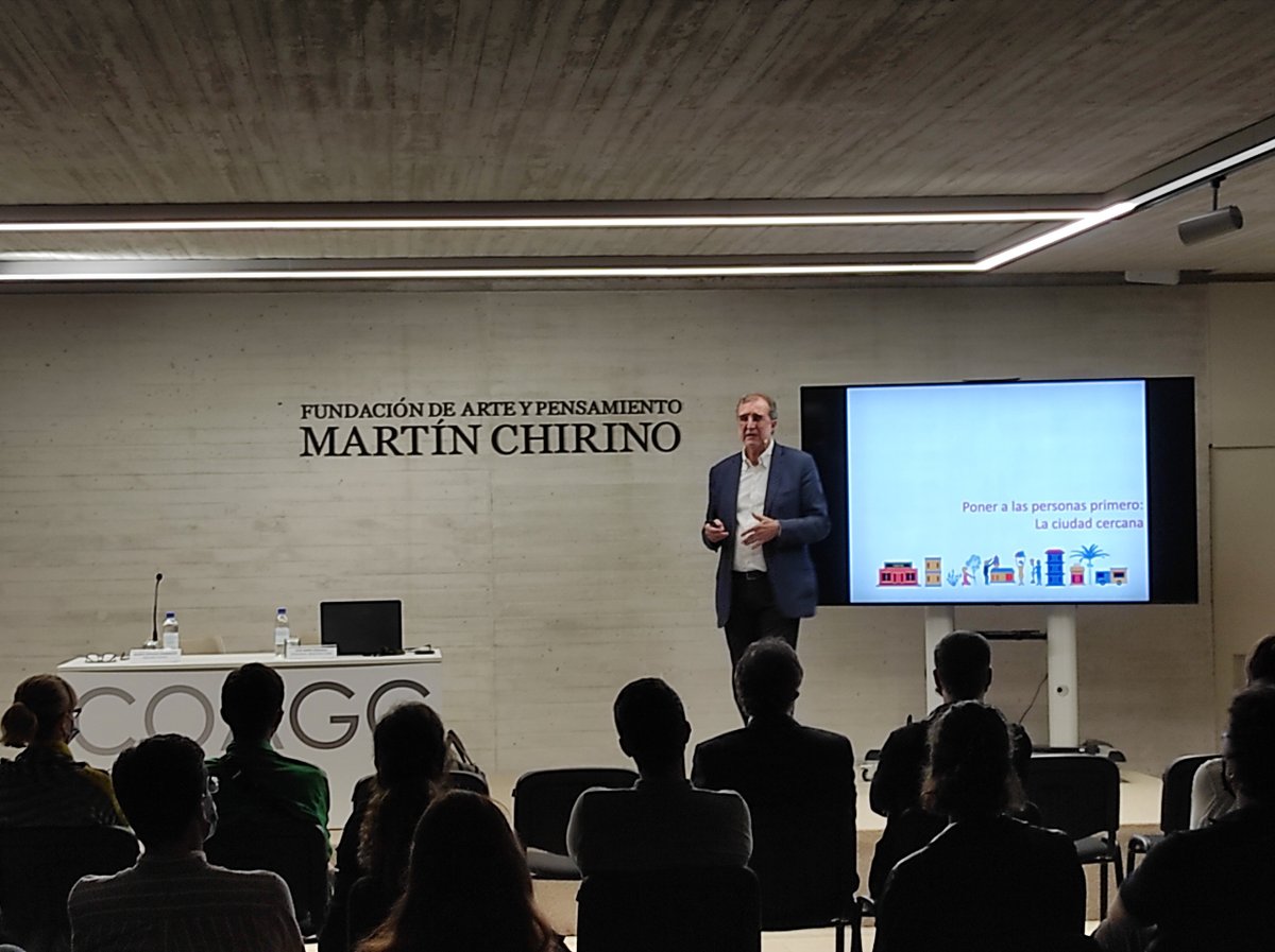 COAGranCanaria's tweet photo. "Algunas de las ideas que parecen descabelladas luego se acaban imponiendo" José María Ezquiaga en la #07SA https://t.co/fTRSwT3Ea3