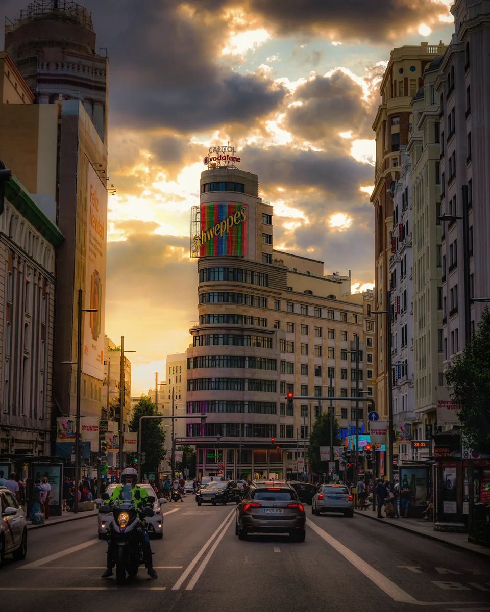 Granviademadrid's tweet photo. ¡Buenas noches!
#Madrid #GranViaMadrid
#EdificioCarrión #EdificioCapitol
📷 @_.carlita._ https://t.co/mLhfiadcuG