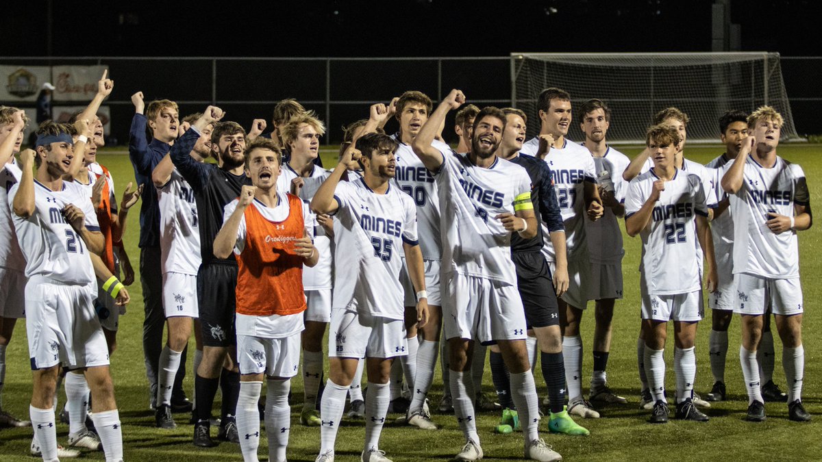 Last night's game photographer Alexis Crane understood the assignment. 😎

📸 - facebook.com/media/set/?van… #HelluvaEngineer
