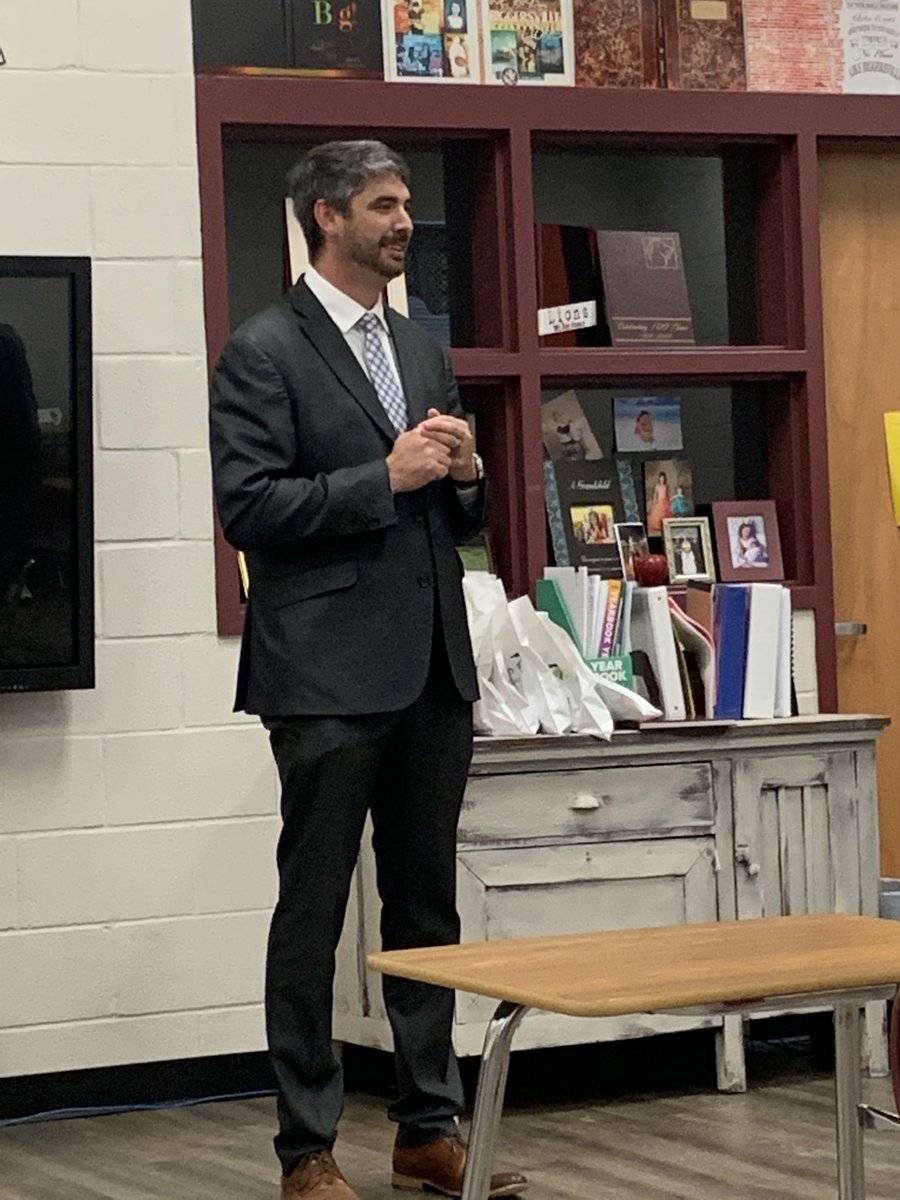 careercoachTJ's tweet photo. Thank you, BHS Alumni, Brandon Palmer, for sharing about your career in finance with Modern Woodmen. Brandon met with Mrs. Jackson’s 4th block CCR class to discuss his career journey and dig deeper in goal setting.
#bhslions #WeAreASD #careercoach #finance #CKH #selfdirect https://t.co/mpV5YjDcaR