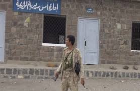 #الوازعية
هروب جماعي للسجناء من إدارة أمن الوازعية غرب تعز بينهم متهمين بقضايا قتل، بعد ثلاثة أيام من تسليم إدارة امن المديرية للواء الثالث حراس جمهورية التابع لقوات طارق عفاش وتعيين احد ضباط اللواء مديرا لأمن المديرية.