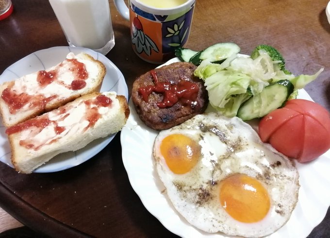 夜食は卵とマルシンハンバーグだ。
目がショボショボしてきたなぁ。 