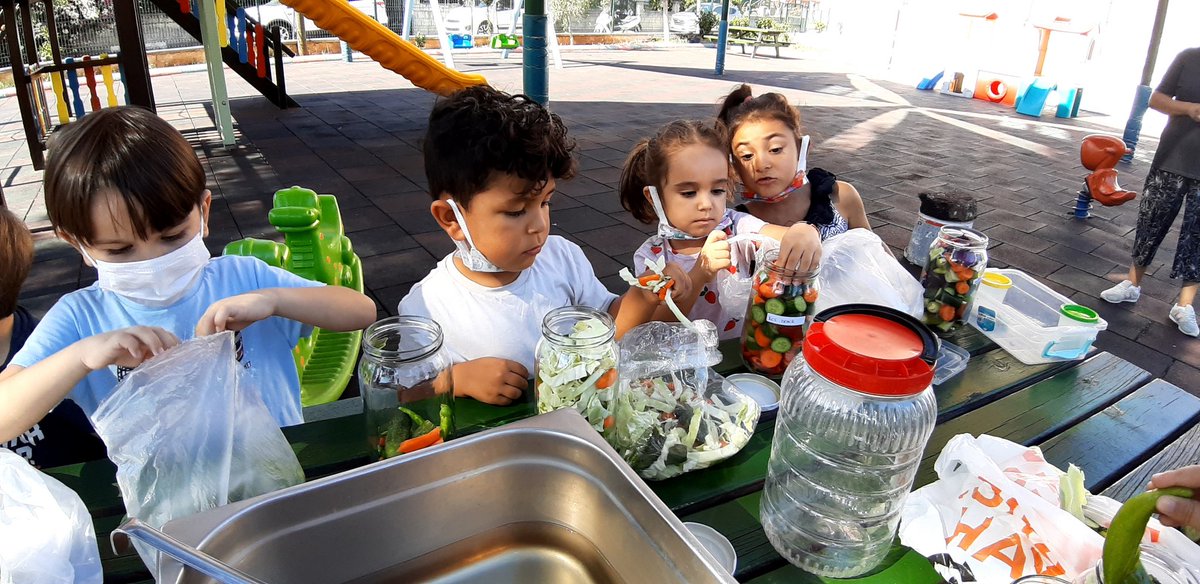 Bugün turşularımızı hep birlikte hazırladık. <a href="/Mustafaca02/">Mustafa ÇAYLI</a>  <a href="/MarmarisMem/">Marmaris İlçe Millî Eğitim Müdürlüğü</a> <a href="/AnaokuluNecmiye/">Necmiye Gençalioğlu Anaokulu</a>