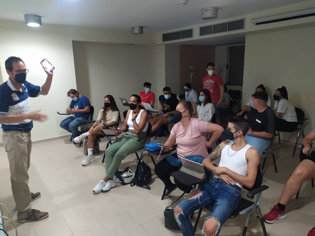 En nuestra 2⃣ reunión de la temporada aclaramos algunas directrices para los encuentros de la próxima 🔜 jornada. 
Además nuestro compañero 👤 Álvaro García nos explica una charla sobre la nueva plataforma 💻 del aula virtual y aspectos sobre misquad