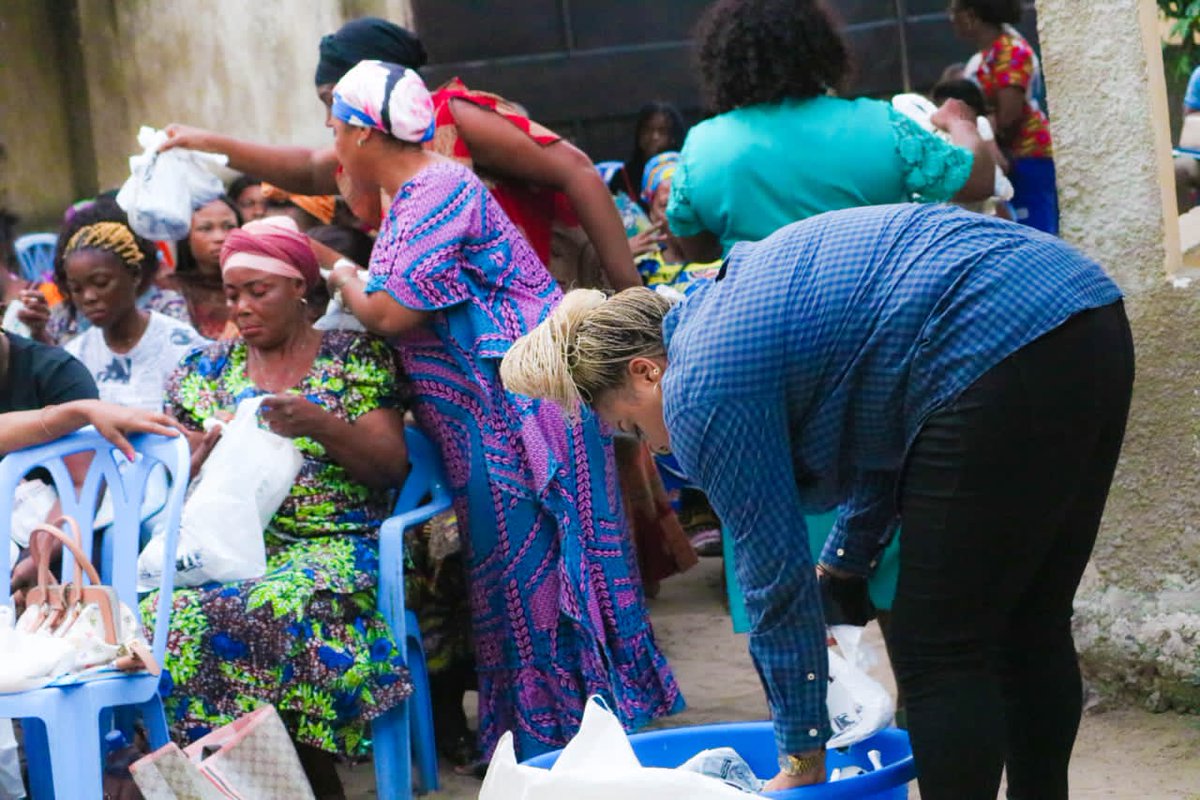 LDF_Udpsktb's tweet photo. {#ReunionHebdommadaire}

En marge de la rentrée scolaire, le Présidium de la #LDF, sur fonds propres, à remis des matériels scolaires ainsi que quelques vivres aux Combattantes à sa réunion de ce mercredi 06/10/21 en présence de la Présidente de la #LDF, Fédération de Lukunga. https://t.co/beCDEQgpe3