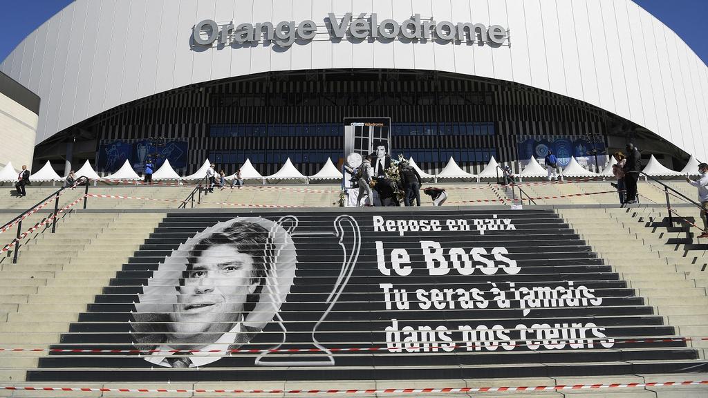 <a href="/OM_Officiel/">Olympique de Marseille</a> Marseille rend hommage à Bernard Tapie au Vélodrome,
Il nous a "amenés au sommet". Présents en nombre à la cérémonie populaire, les fans de Bernard Tapie lui rendent hommage. "L'hommage qu'on lui rend n'est rien à côté de ce qu'il mériterait...