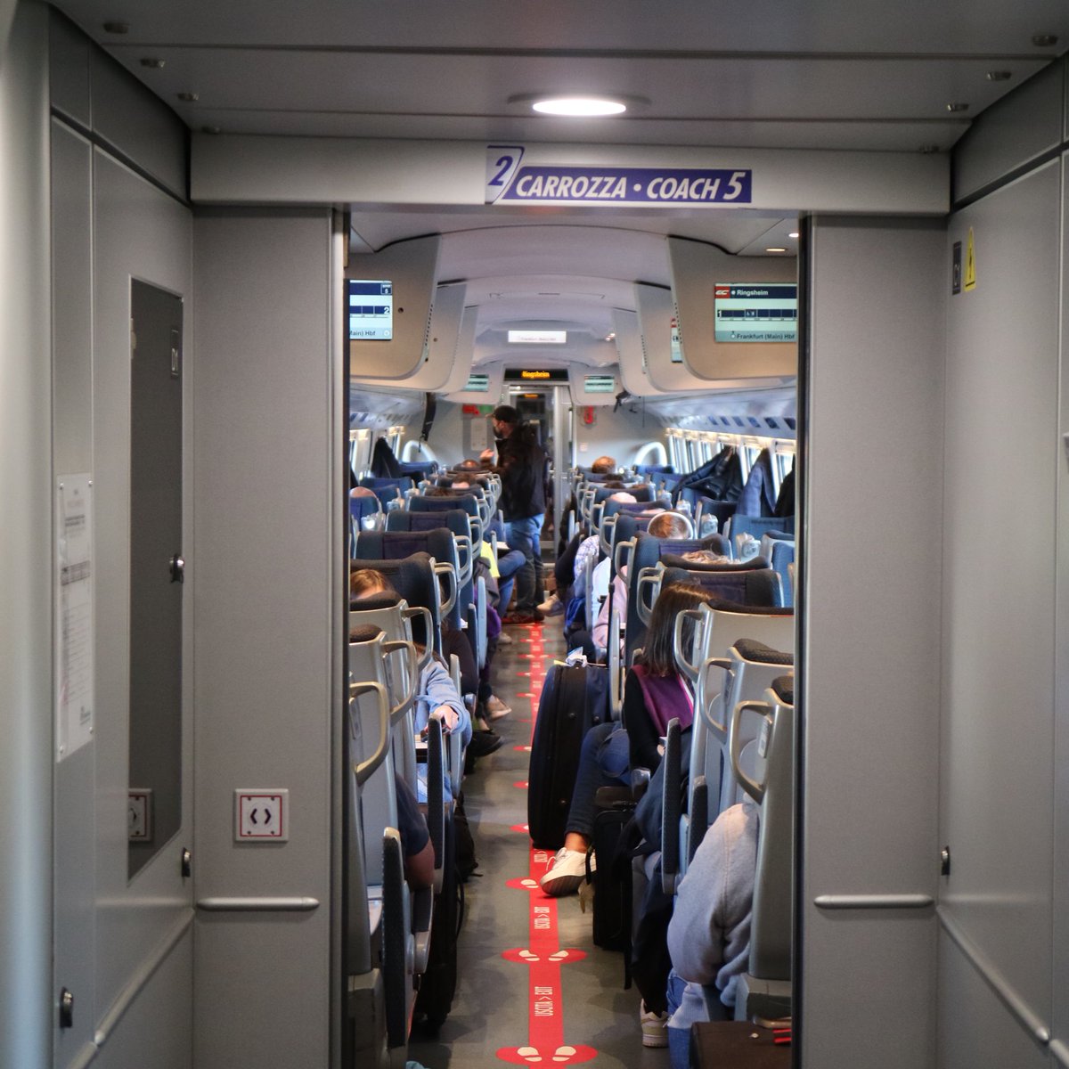 sbamueller's tweet image. Ich nehme den #trenitalia #etr610 #frecciargento nach Karlsruhe von da einen alten Intercity nach München! Auf zur #Intersolar und alles rausfinden über neue Microwechselrichter, #Balkonsolar, usw! #ECE #ECE55 #EuroCity #EuroCityExpress