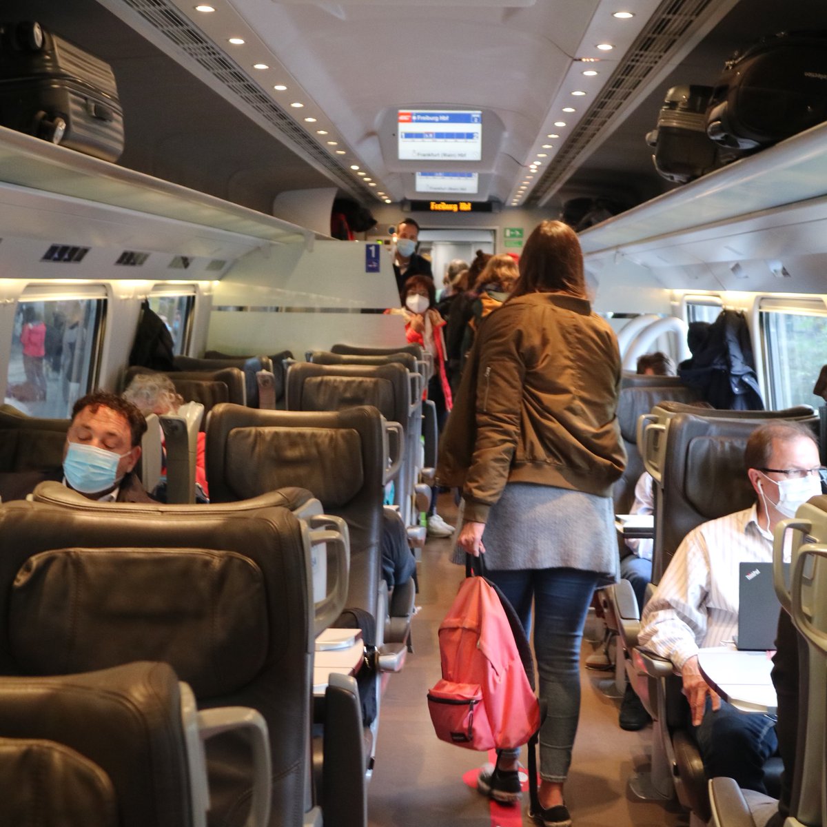 sbamueller's tweet image. Ich nehme den #trenitalia #etr610 #frecciargento nach Karlsruhe von da einen alten Intercity nach München! Auf zur #Intersolar und alles rausfinden über neue Microwechselrichter, #Balkonsolar, usw! #ECE #ECE55 #EuroCity #EuroCityExpress