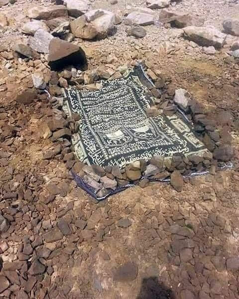 _HassanMostafa's tweet photo. السلام عليك السيدة أمنه بنت وهب
السلام عليك يا أم سيدنا رسول الله ﷺ السلام عليك أيتها الطاهرة المطهرة
يا من خصها الله بأعلى الشرف
يا من سطع من جبينها نور سيد الأنبياء فأضاءت به الأرض والسماء
فهنيأ لك بما أتاك الله من فضله
والسلام عليكي وعلى سيدنا رسول الله ﷺ https://t.co/rwpBzkcD9O