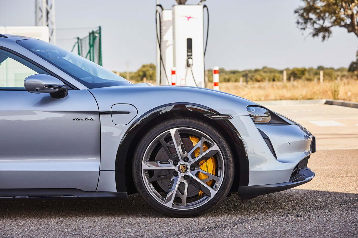 tomas_villen's tweet photo. ¡Nueva ruta Taycan ya disponible! ⚡️Cuarta ruta de nuestro #TaycanCrossTurismo, esta vez con #Portugal como escenario inigualable de nuestro #ElectroTour para demostrar la versatilidad y sostenibilidad de nuestro 100% eléctrico. #VamosPorsche🇩🇪 🇪🇸🇵🇹https://t.co/Y4Whh6kRUN https://t.co/psnt1fqW6p