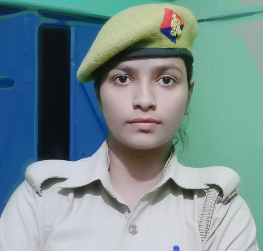 upcopsachin's tweet photo. अभी हाल में #UPPolice में पहली बार महिलाओं को बीट में तैनाती दी गयी है, जिन्हें BPO ( Beat Police Officer) कहा जाता है। यह बहुत अच्छा निर्णय है।

थाना बरहज, देवरिया में BPO अल्का त्रिपाठी ने बीट भ्रमण के दौरान 10 लीटर कच्ची शराब सहित 1 महिला को गिरफ्तार किया है।
Great job Alka👏🏼 https://t.co/cqVEofVlvI